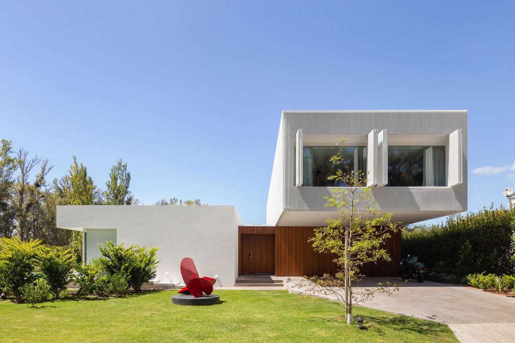 CR House, architectural dialogue with elegance purpose by Estudio Aloras