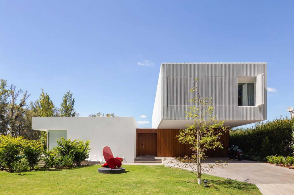 CR House, architectural dialogue with elegance purpose by Estudio Aloras