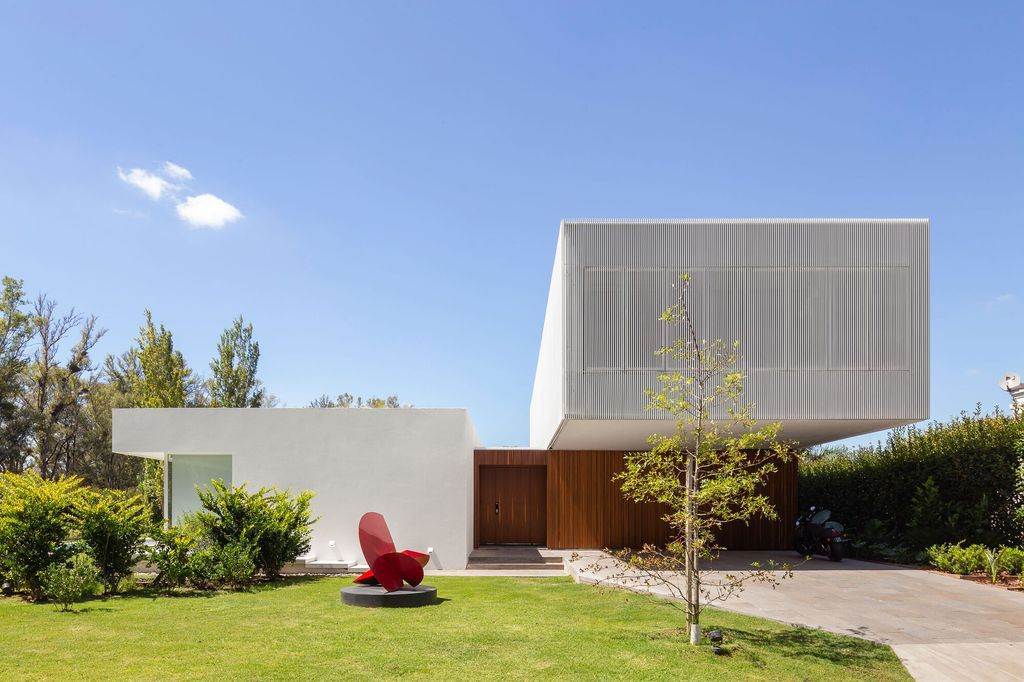CR House, architectural dialogue with elegance purpose by Estudio Aloras