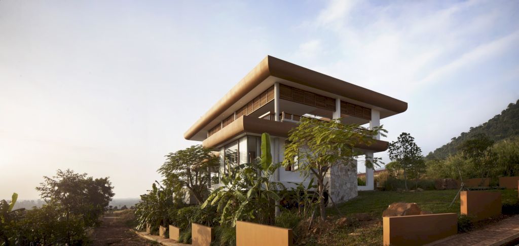 Damnak Soriya House, tranquility & sustainability by Re Edge Architecture