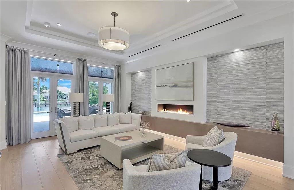 Discover an unparalleled oasis in Naples, Florida's esteemed Port Royal Community at 850 Nelsons Walk. This meticulously crafted estate seamlessly intertwines indoor and outdoor spaces, offering an entertainer's dream with an infinity-edge pool, outdoor kitchen, wine cellar, and more.
