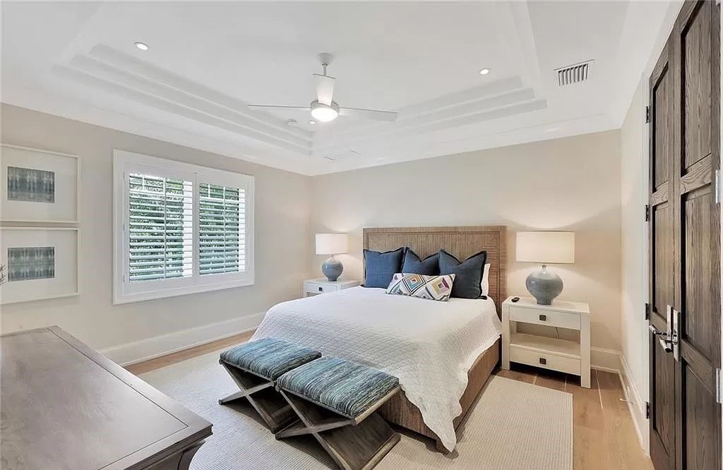 Discover an unparalleled oasis in Naples, Florida's esteemed Port Royal Community at 850 Nelsons Walk. This meticulously crafted estate seamlessly intertwines indoor and outdoor spaces, offering an entertainer's dream with an infinity-edge pool, outdoor kitchen, wine cellar, and more.