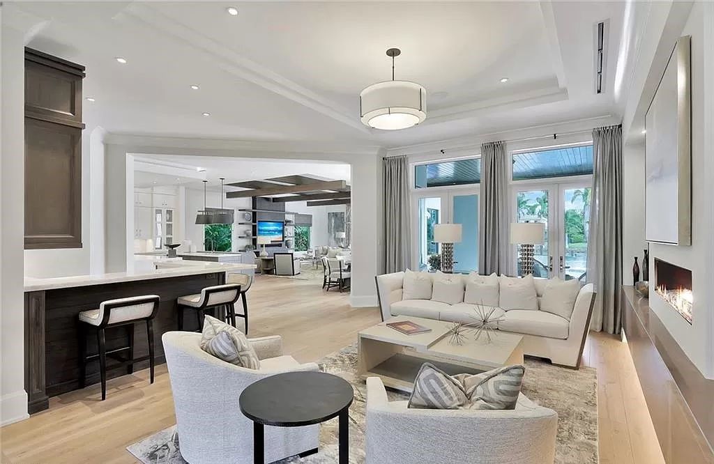 Discover an unparalleled oasis in Naples, Florida's esteemed Port Royal Community at 850 Nelsons Walk. This meticulously crafted estate seamlessly intertwines indoor and outdoor spaces, offering an entertainer's dream with an infinity-edge pool, outdoor kitchen, wine cellar, and more.