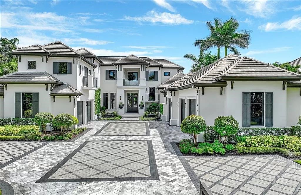 Discover an unparalleled oasis in Naples, Florida's esteemed Port Royal Community at 850 Nelsons Walk. This meticulously crafted estate seamlessly intertwines indoor and outdoor spaces, offering an entertainer's dream with an infinity-edge pool, outdoor kitchen, wine cellar, and more.