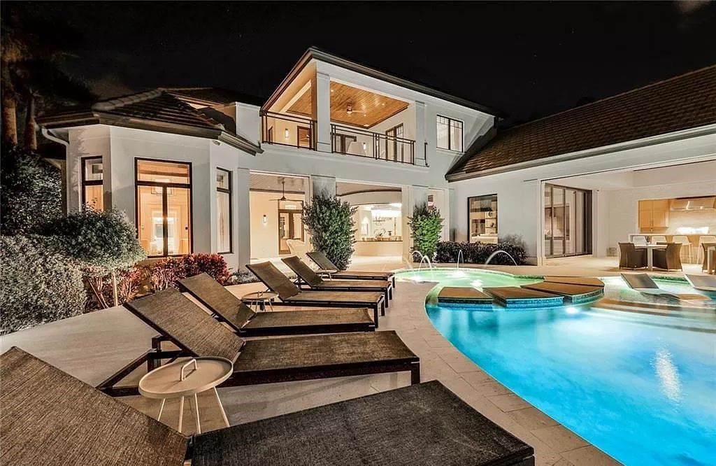 Discover an unparalleled oasis in Naples, Florida's esteemed Port Royal Community at 850 Nelsons Walk. This meticulously crafted estate seamlessly intertwines indoor and outdoor spaces, offering an entertainer's dream with an infinity-edge pool, outdoor kitchen, wine cellar, and more.