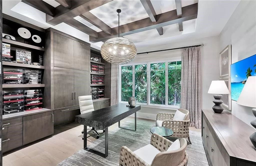 Discover an unparalleled oasis in Naples, Florida's esteemed Port Royal Community at 850 Nelsons Walk. This meticulously crafted estate seamlessly intertwines indoor and outdoor spaces, offering an entertainer's dream with an infinity-edge pool, outdoor kitchen, wine cellar, and more.