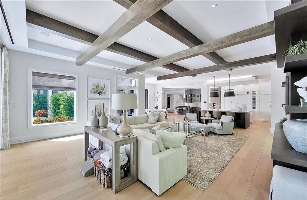 Discover an unparalleled oasis in Naples, Florida's esteemed Port Royal Community at 850 Nelsons Walk. This meticulously crafted estate seamlessly intertwines indoor and outdoor spaces, offering an entertainer's dream with an infinity-edge pool, outdoor kitchen, wine cellar, and more.