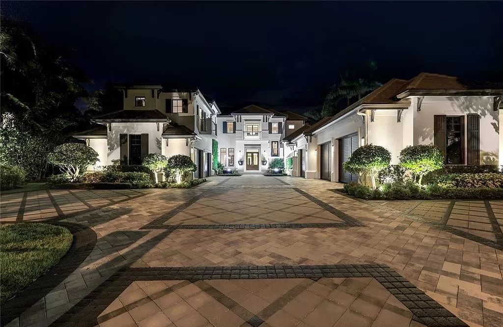 Discover an unparalleled oasis in Naples, Florida's esteemed Port Royal Community at 850 Nelsons Walk. This meticulously crafted estate seamlessly intertwines indoor and outdoor spaces, offering an entertainer's dream with an infinity-edge pool, outdoor kitchen, wine cellar, and more.