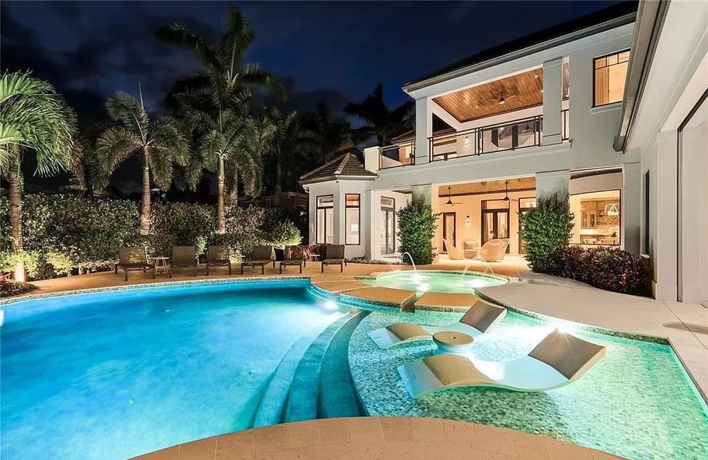 Discover an unparalleled oasis in Naples, Florida's esteemed Port Royal Community at 850 Nelsons Walk. This meticulously crafted estate seamlessly intertwines indoor and outdoor spaces, offering an entertainer's dream with an infinity-edge pool, outdoor kitchen, wine cellar, and more.