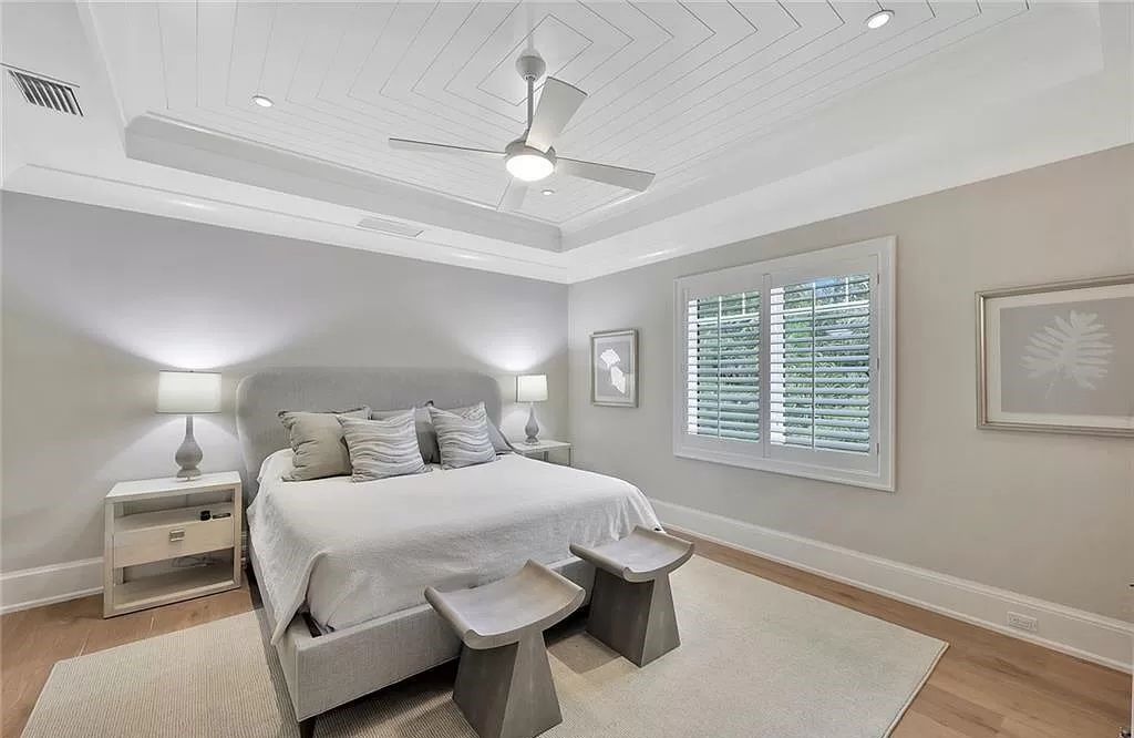Discover an unparalleled oasis in Naples, Florida's esteemed Port Royal Community at 850 Nelsons Walk. This meticulously crafted estate seamlessly intertwines indoor and outdoor spaces, offering an entertainer's dream with an infinity-edge pool, outdoor kitchen, wine cellar, and more.