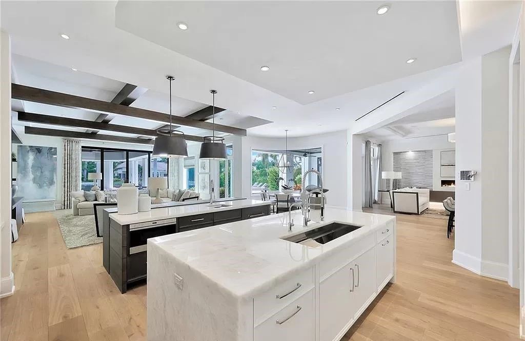 Discover an unparalleled oasis in Naples, Florida's esteemed Port Royal Community at 850 Nelsons Walk. This meticulously crafted estate seamlessly intertwines indoor and outdoor spaces, offering an entertainer's dream with an infinity-edge pool, outdoor kitchen, wine cellar, and more.