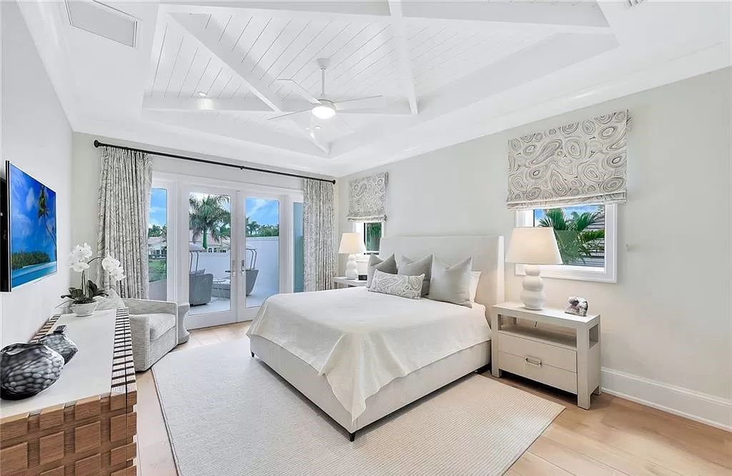 Discover an unparalleled oasis in Naples, Florida's esteemed Port Royal Community at 850 Nelsons Walk. This meticulously crafted estate seamlessly intertwines indoor and outdoor spaces, offering an entertainer's dream with an infinity-edge pool, outdoor kitchen, wine cellar, and more.