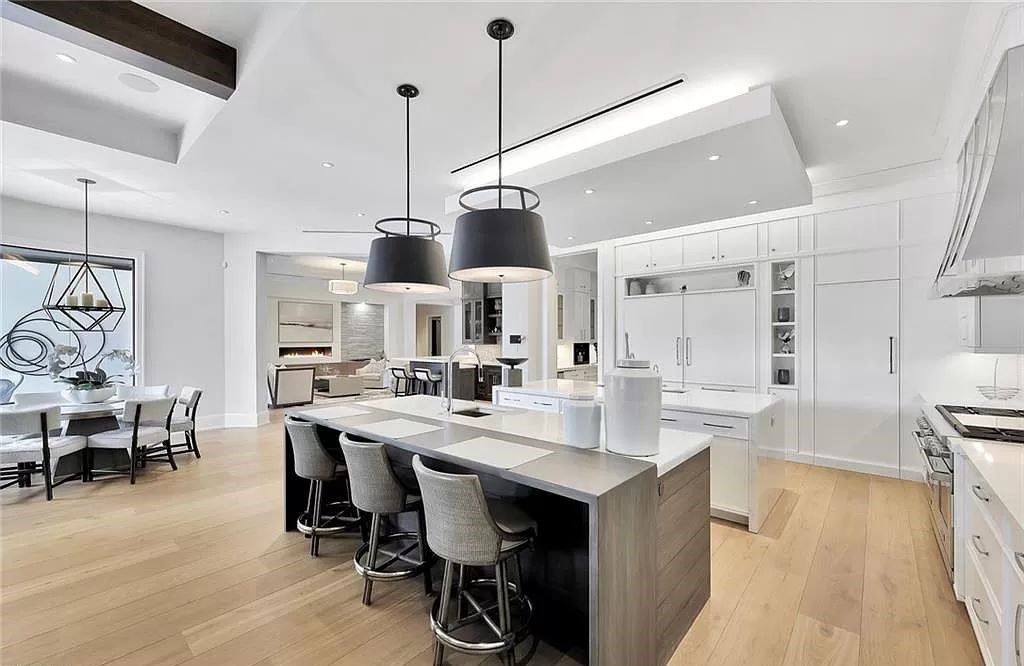 Discover an unparalleled oasis in Naples, Florida's esteemed Port Royal Community at 850 Nelsons Walk. This meticulously crafted estate seamlessly intertwines indoor and outdoor spaces, offering an entertainer's dream with an infinity-edge pool, outdoor kitchen, wine cellar, and more.