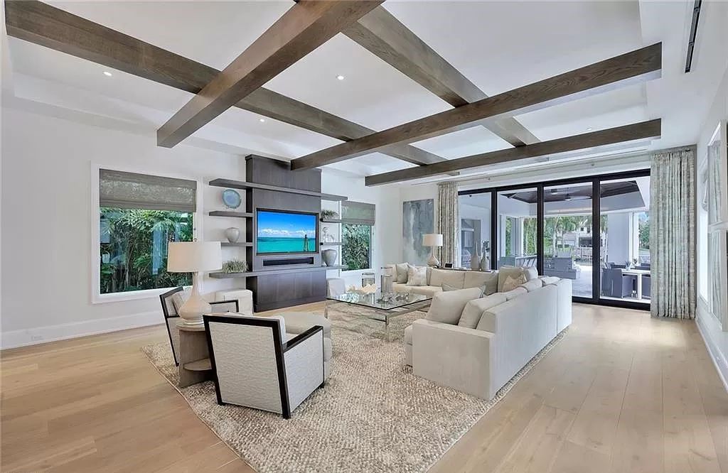 Discover an unparalleled oasis in Naples, Florida's esteemed Port Royal Community at 850 Nelsons Walk. This meticulously crafted estate seamlessly intertwines indoor and outdoor spaces, offering an entertainer's dream with an infinity-edge pool, outdoor kitchen, wine cellar, and more.