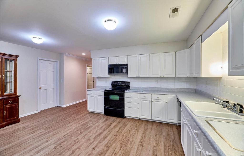 Elite Entertainment and Cozy Comfort St. Louis Missouri Home on the Market for 3.25 Million 46