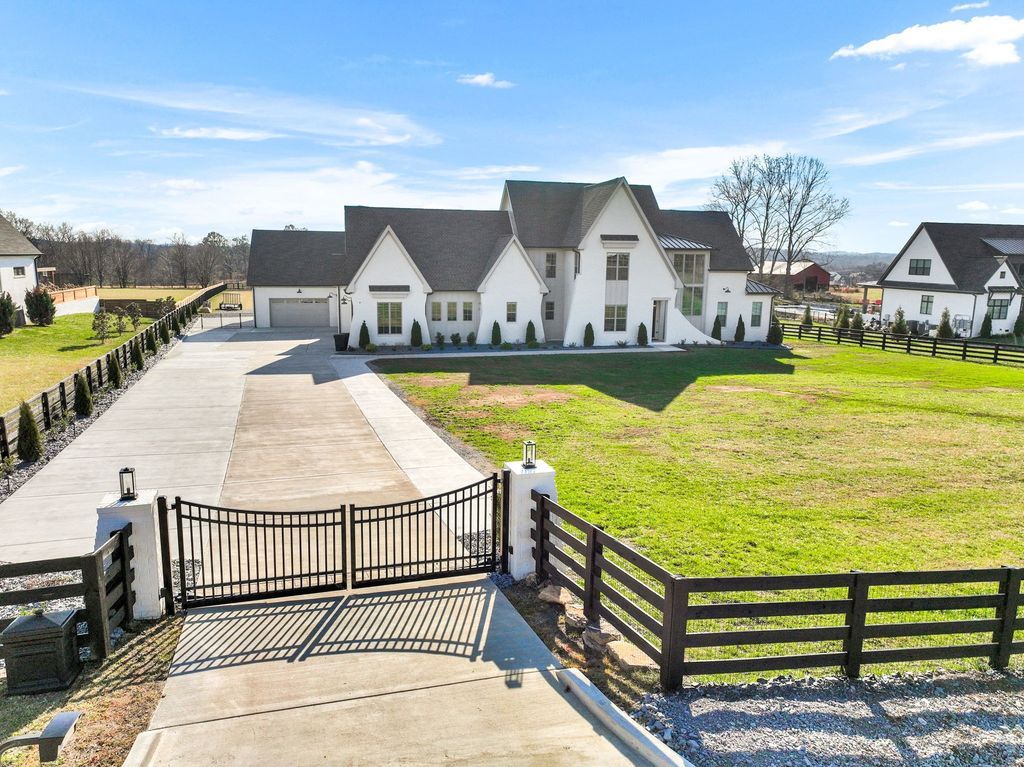 Gorgeous 2 Acre Estate with Private Gated Entrance in Tennessee Offered at 3.2 Million 4