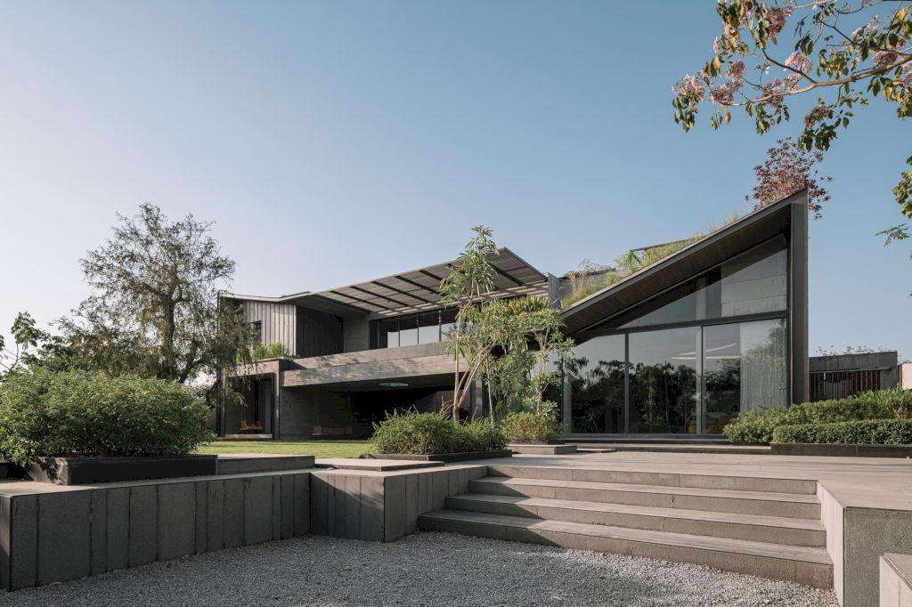 Link House, Unconventional Luxury Unfolding by Openideas Architects