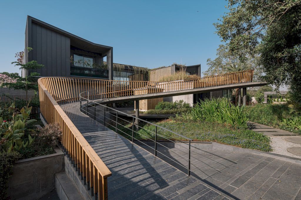 Link House, Unconventional Luxury Unfolding by Openideas Architects