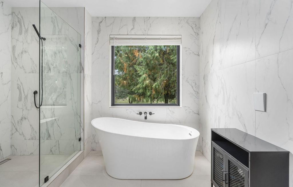 Luxurious Living in Oregon A Masterpiece of Excellence at 2.95 Million 22