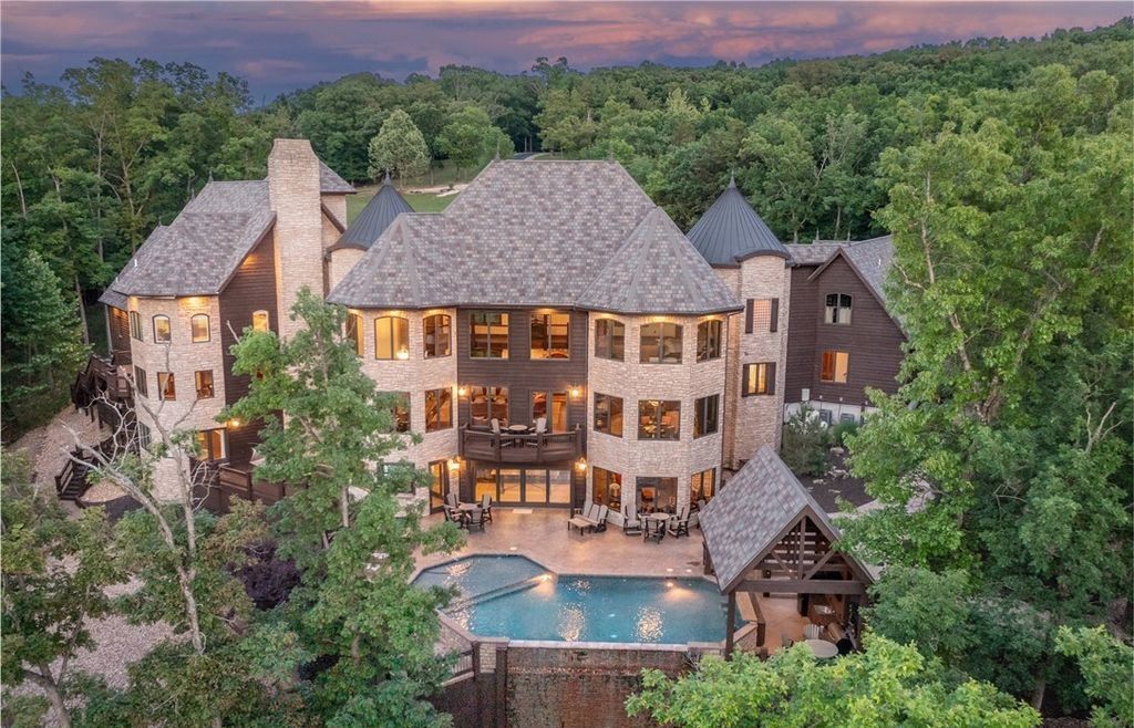 Magnificent Craftsmanship and Luxury Living A 9.49 Million Idyllic Retreat in Missouri 1