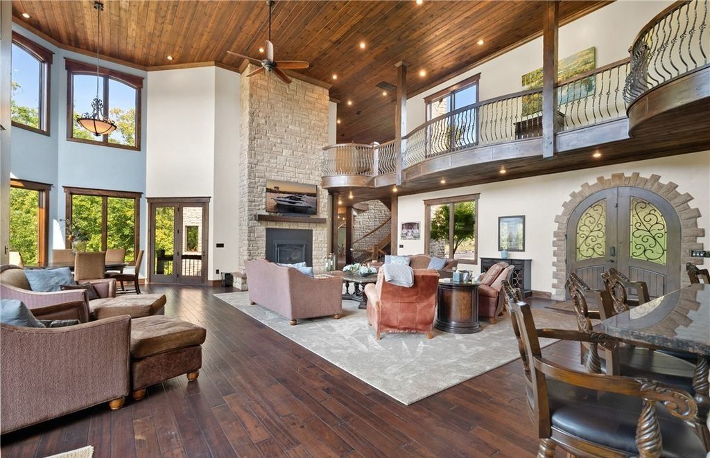 Magnificent Craftsmanship and Luxury Living A 9.49 Million Idyllic Retreat in Missouri 11