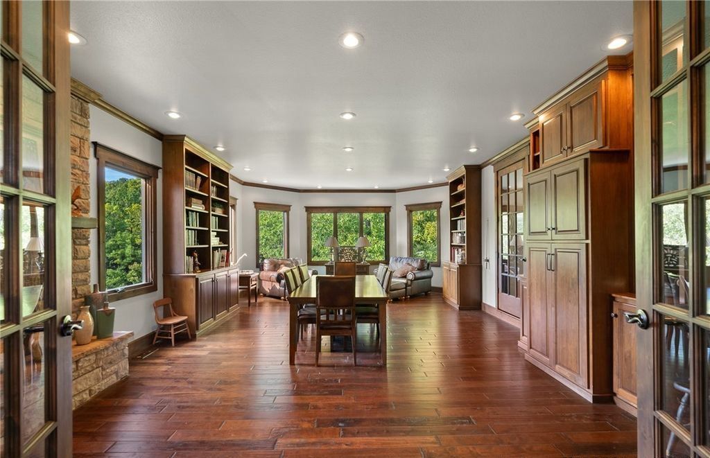 Magnificent Craftsmanship and Luxury Living A 9.49 Million Idyllic Retreat in Missouri 12