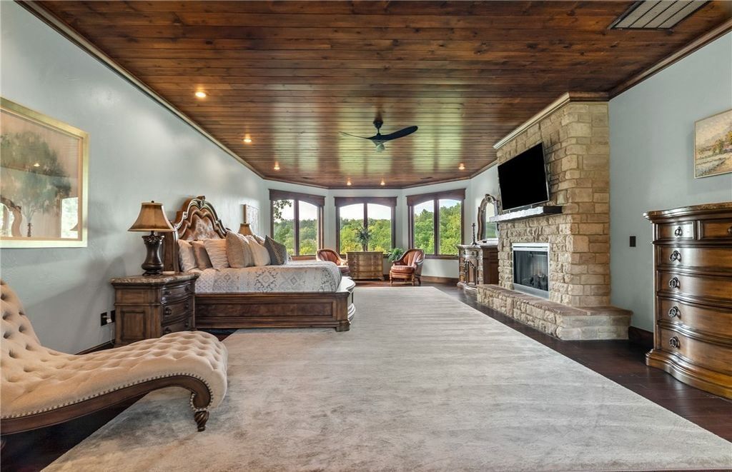 Magnificent Craftsmanship and Luxury Living A 9.49 Million Idyllic Retreat in Missouri 18