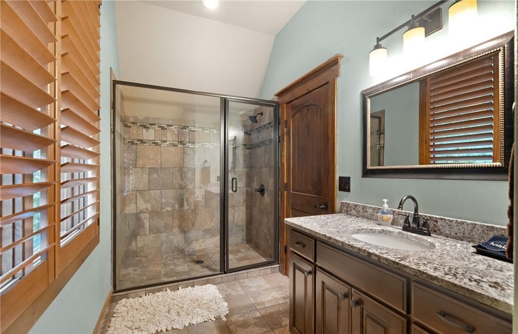 Magnificent Craftsmanship and Luxury Living A 9.49 Million Idyllic Retreat in Missouri 22
