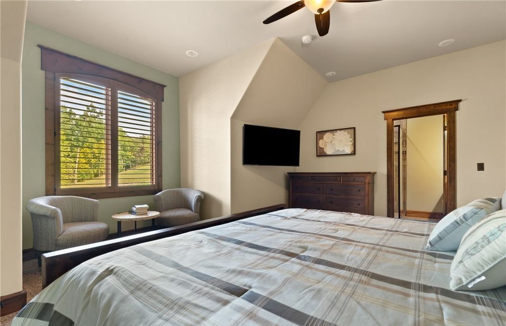 Magnificent Craftsmanship and Luxury Living A 9.49 Million Idyllic Retreat in Missouri 24