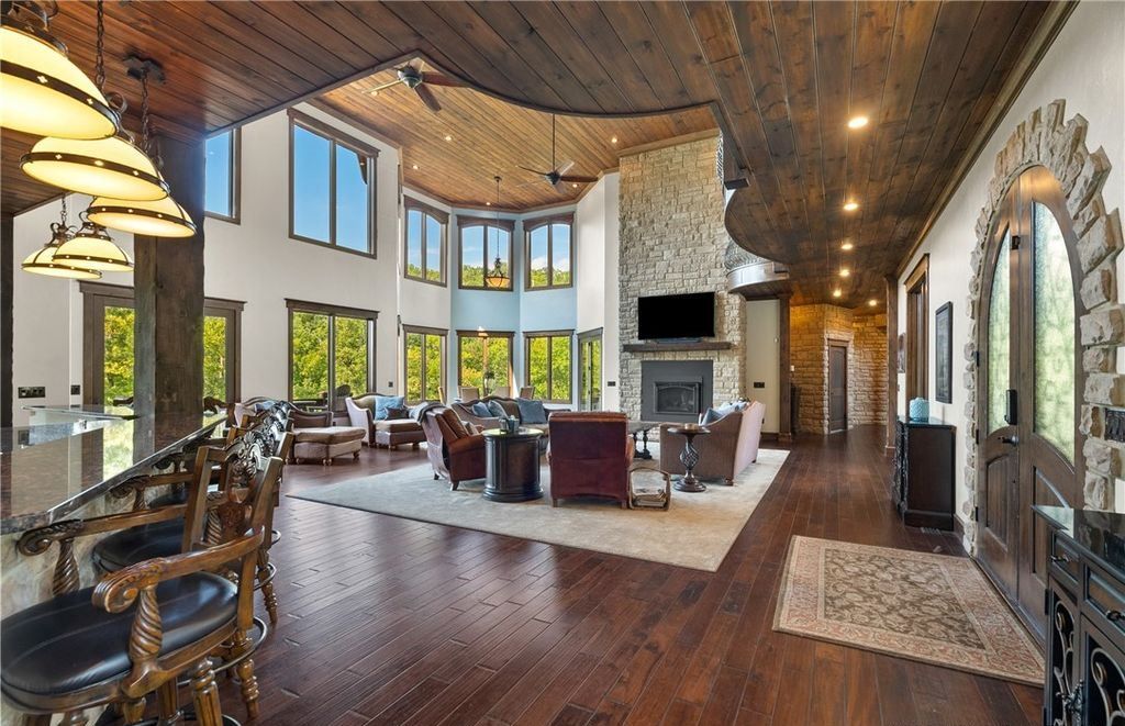 Magnificent Craftsmanship and Luxury Living A 9.49 Million Idyllic Retreat in Missouri 3