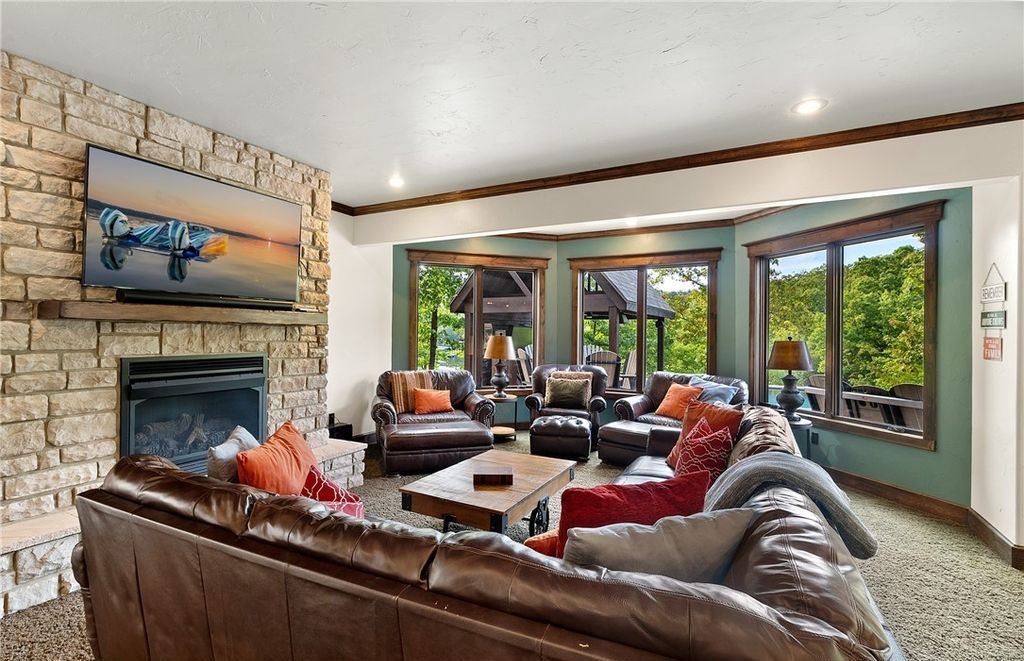 Magnificent Craftsmanship and Luxury Living A 9.49 Million Idyllic Retreat in Missouri 34