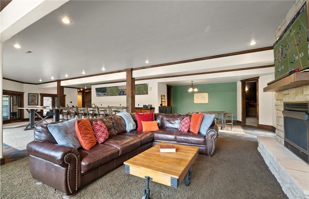 Magnificent Craftsmanship and Luxury Living A 9.49 Million Idyllic Retreat in Missouri 35