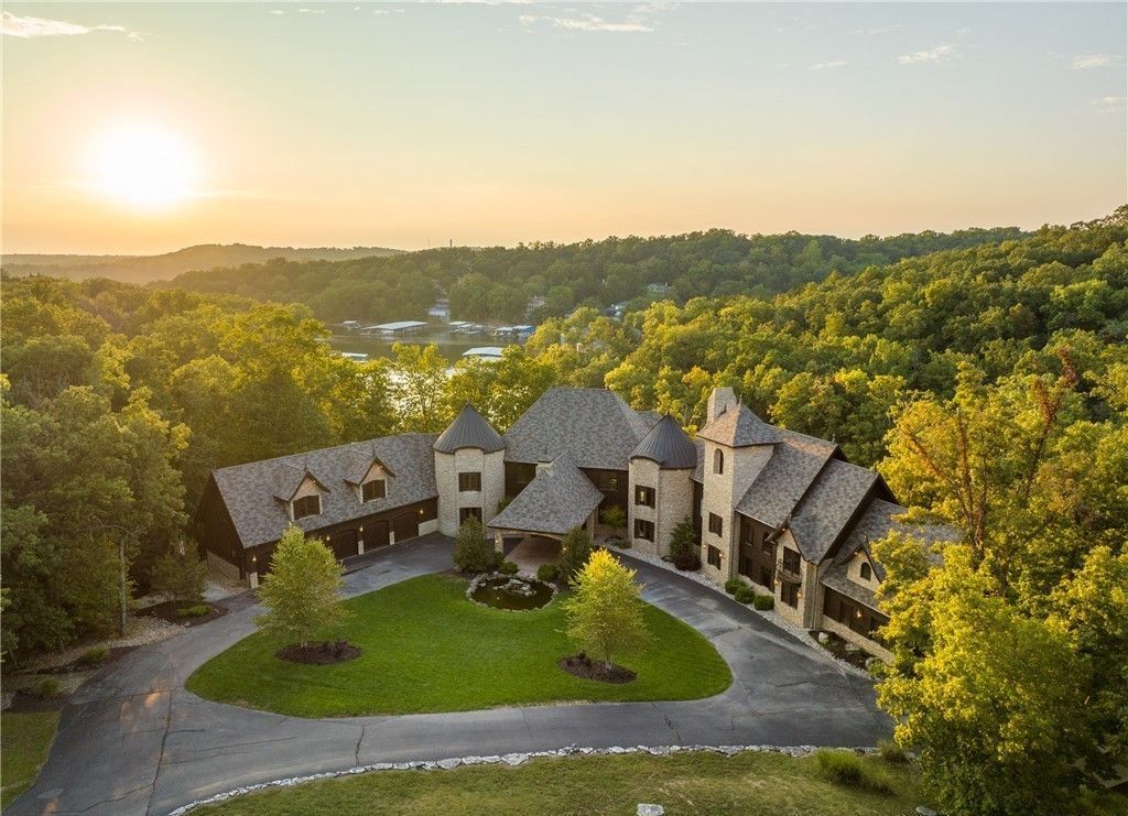 Magnificent Craftsmanship and Luxury Living A 9.49 Million Idyllic Retreat in Missouri 38