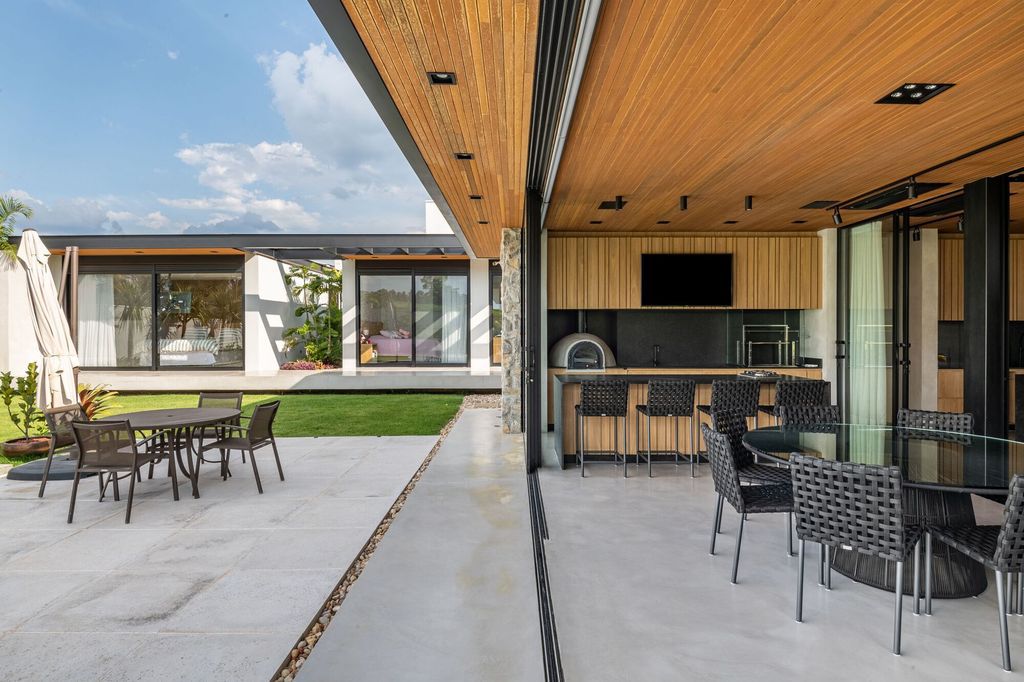 Petrus House, Minimalist Haven by Sala Squadra Arquitetura & Interiores