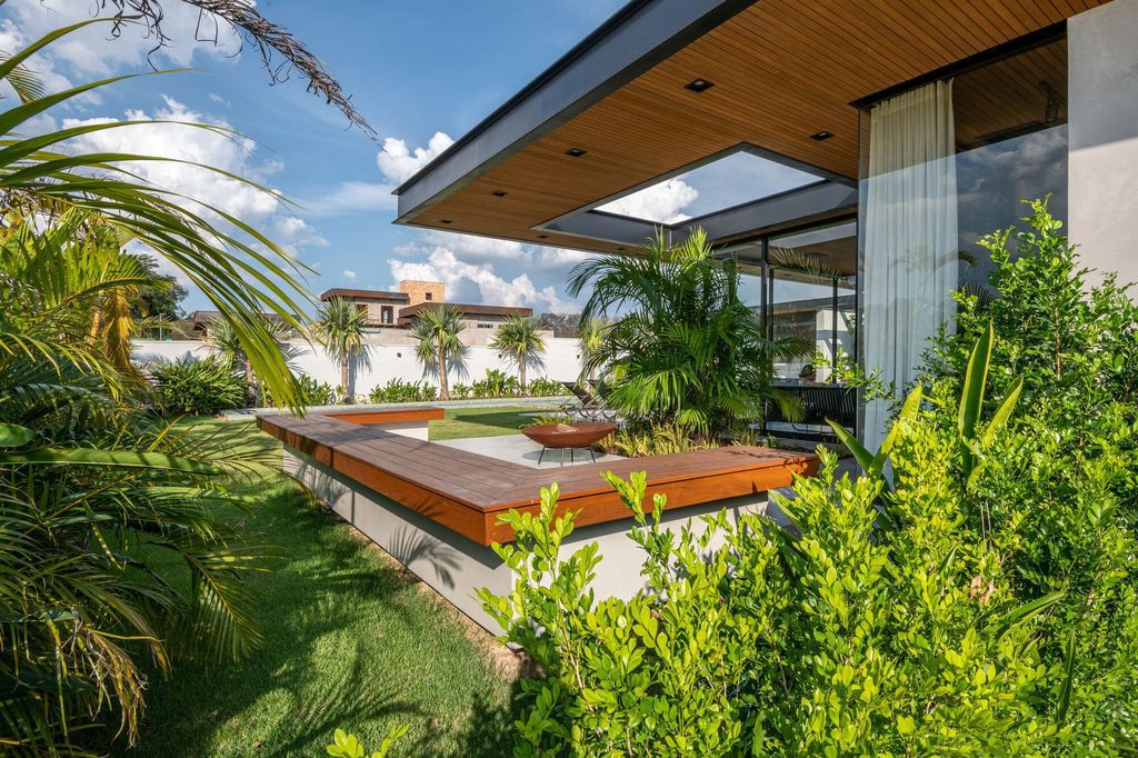 Petrus House, Minimalist Haven by Sala Squadra Arquitetura & Interiores