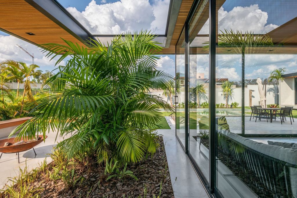 Petrus House, Minimalist Haven by Sala Squadra Arquitetura & Interiores