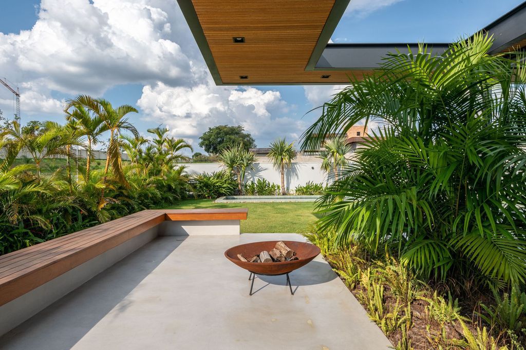 Petrus House, Minimalist Haven by Sala Squadra Arquitetura & Interiores