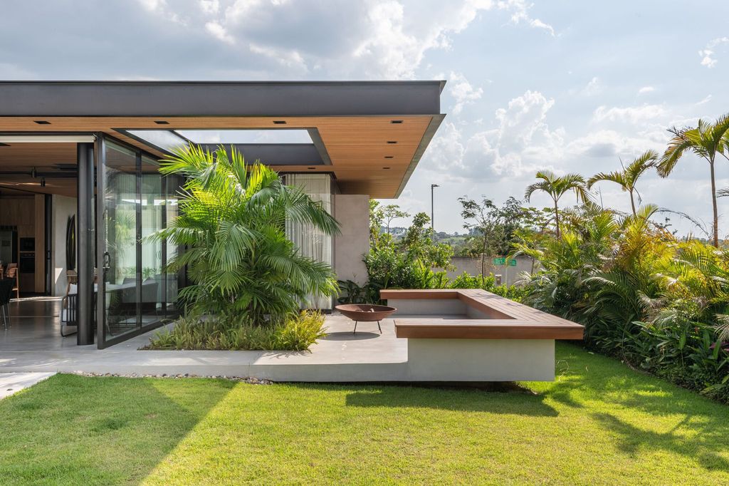 Petrus House, Minimalist Haven by Sala Squadra Arquitetura & Interiores