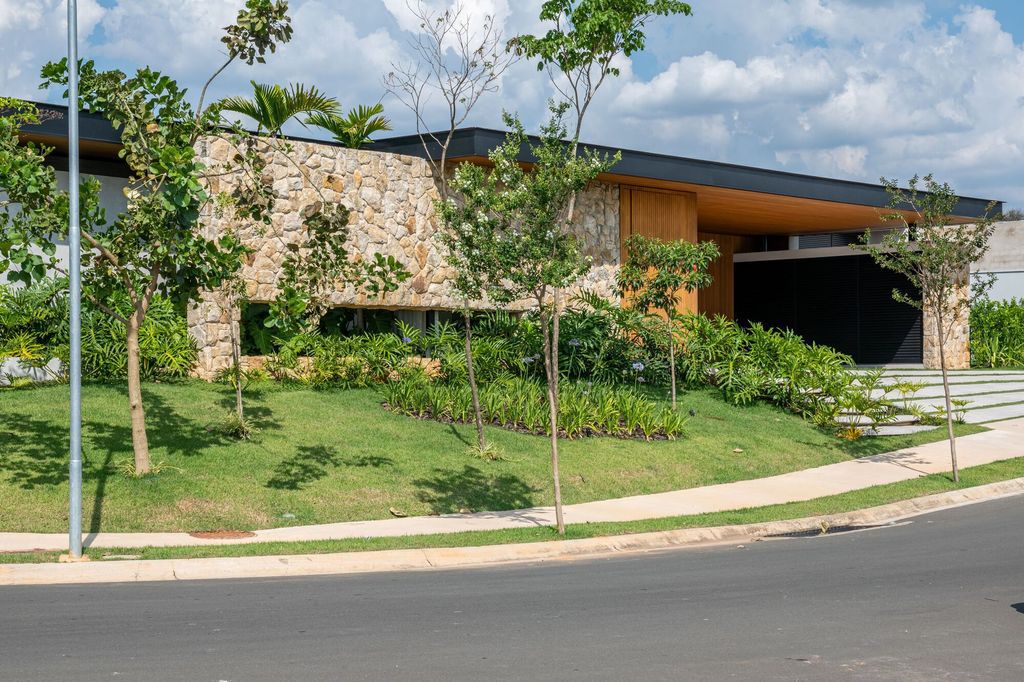 Petrus House, Minimalist Haven by Sala Squadra Arquitetura & Interiores