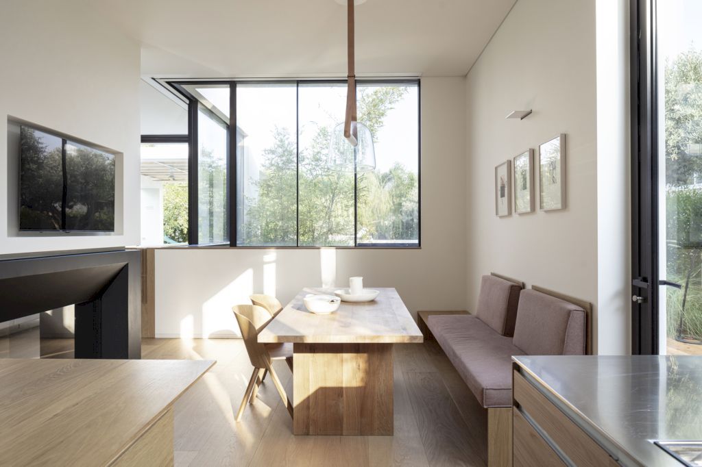SDT House Harmonizing Light and Space by Ronnie Alroy Architects 11