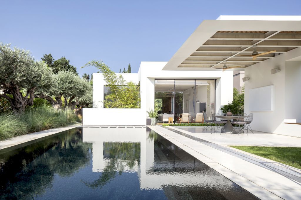 SDT House, Harmonizing Light and Space by Ronnie Alroy Architects