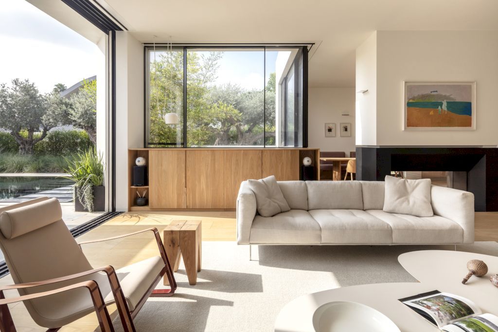 SDT House, Harmonizing Light and Space by Ronnie Alroy Architects
