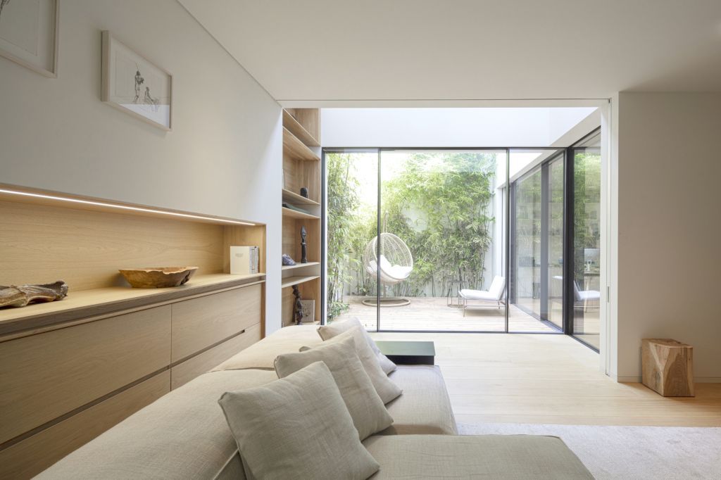 SDT House, Harmonizing Light and Space by Ronnie Alroy Architects