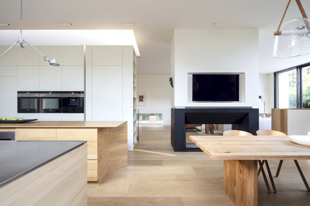SDT House, Harmonizing Light and Space by Ronnie Alroy Architects