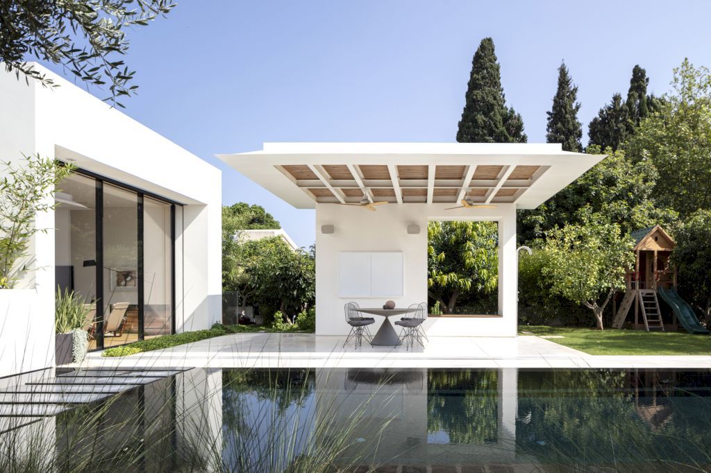 SDT House, Harmonizing Light and Space by Ronnie Alroy Architects