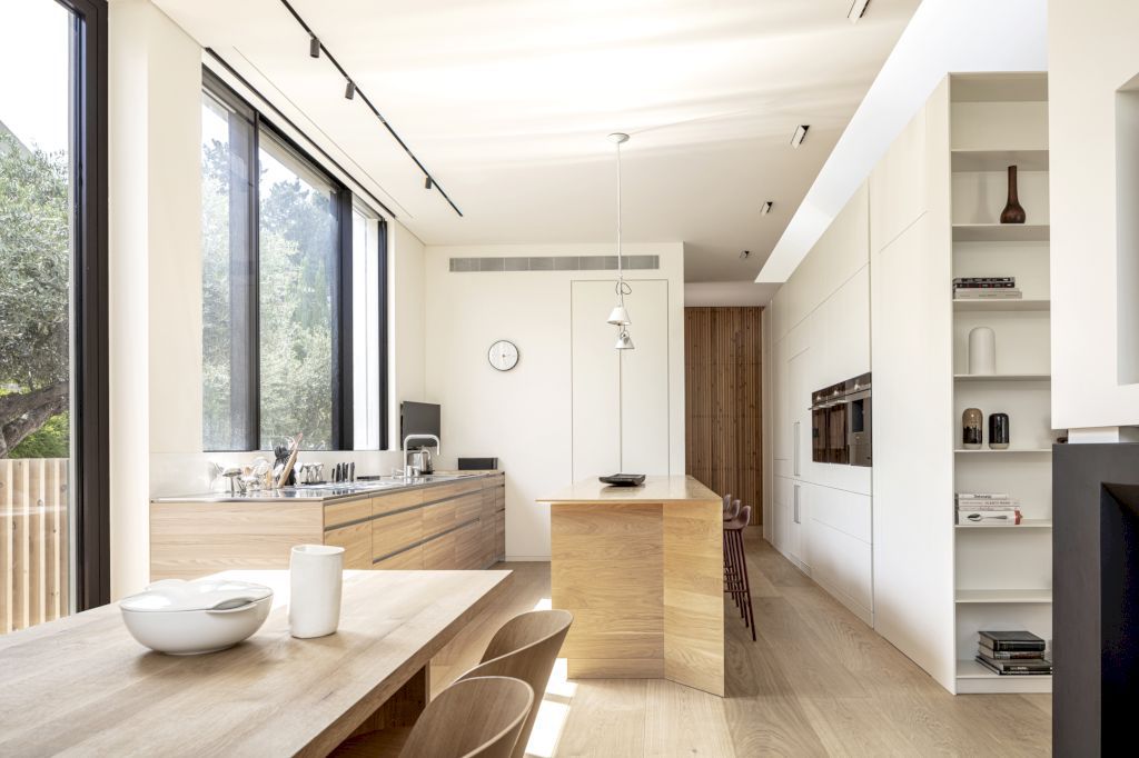 SDT House, Harmonizing Light and Space by Ronnie Alroy Architects