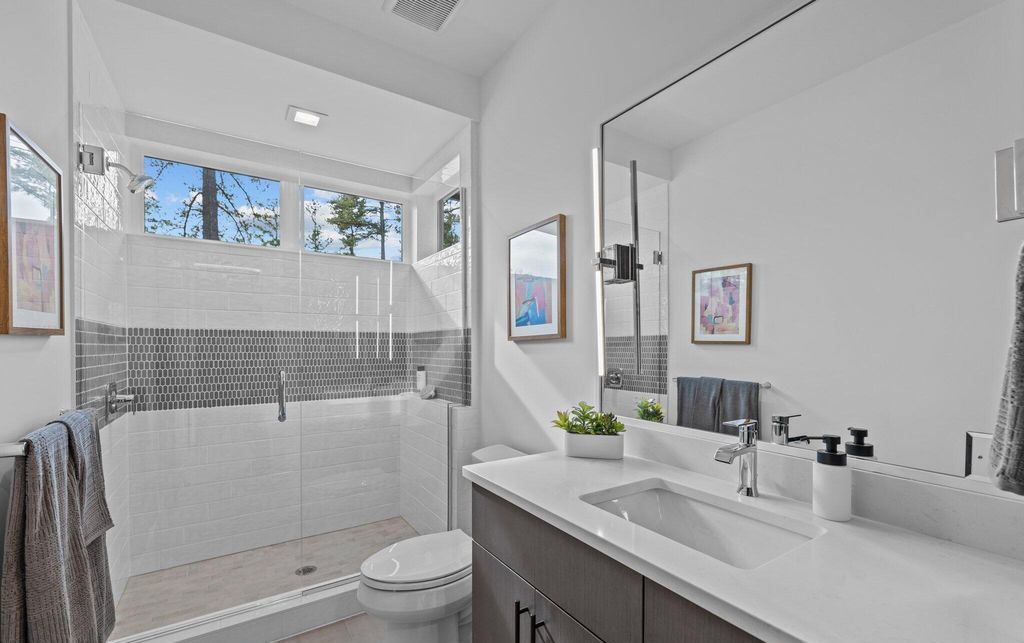 Sophisticated Elegance A 5.5 Million Oasis with Modern Design and Breathtaking North Carolina Vistas 41
