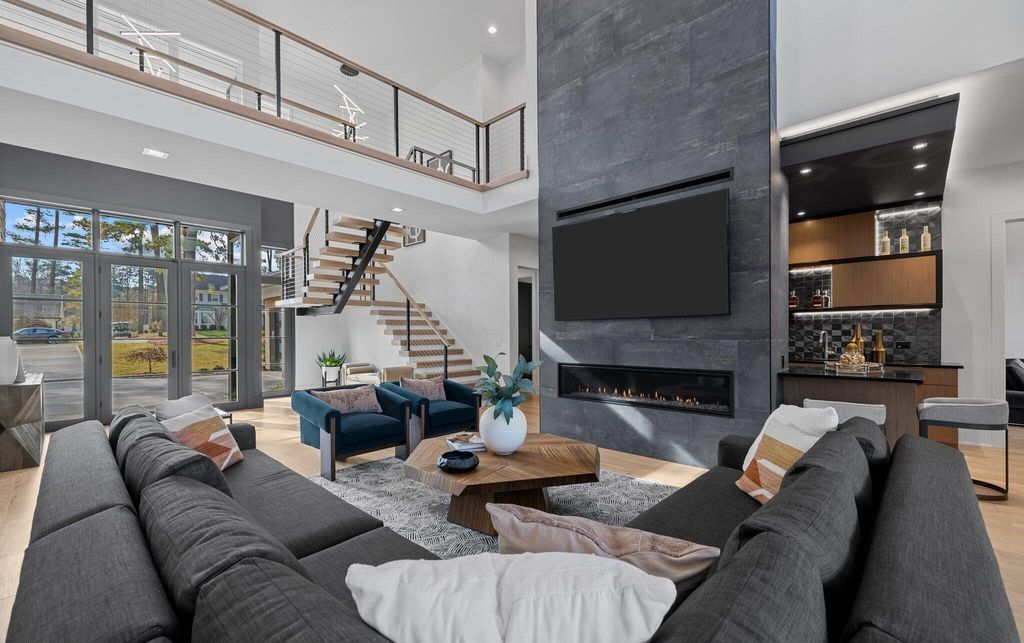Sophisticated Elegance A 5.5 Million Oasis with Modern Design and Breathtaking North Carolina Vistas 8