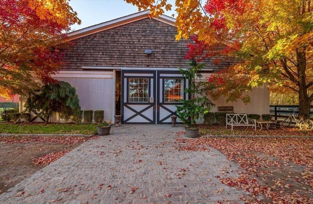 Unrivaled Equestrian Elegance Premier Estate in Mattituck New York Hits the Market for 9999995 16