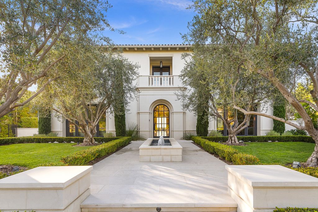 21 Spinnaker Home in Newport Coast, California. Discover luxury living at its finest in this stunning 11,700 sq. ft. estate in Crystal Cove. Completed in 2020, this meticulously designed residence offers unobstructed ocean and coastline views, dual master suites, a chef's kitchen, home theater, gym, and more. 
